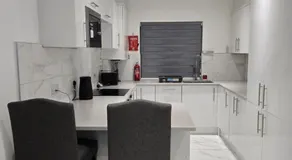 A stylish 3 bedroom house or Apartment in Greenhithe - Available for booking as individual Room or as a Whole apartment - 11mins walk to Greenhithe Train Station, 7 mins drive to Bluewater shopping mall - Image 2