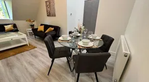 New! Modern Elegant 2-Bed Apartment, free parking - Image 3