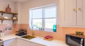 Chic, immaculate Warwick apartment sleeps 4,2 bathrooms, free private parking, easy walk to Warwick, canal-side pub on doorstep - perfect for family breaks, the races or work stays - Image 5