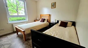 Two-bedroom flat Edinburgh city free car park easy access to centre - Image 2