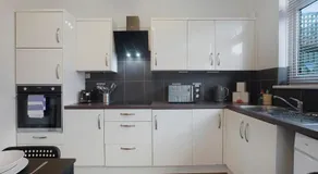 Stylish 3BR House - Sleeps 5 - Free Parking - Image 4