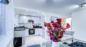 Business Stay 2-Bed with Private Parking - Image 3