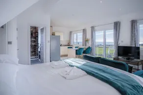 The Penthouse - 1 Bedroom Apartment - Ocean Breeze - Image 2
