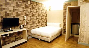 Flower Motel - Image 4