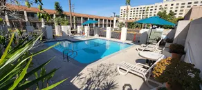 Queens Inn Anaheim - Image 2