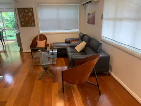 4BR Exec large house close to shops,train & buses - Image 3