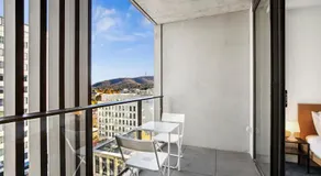 Patio Mt view 1BR apt in CBD near ANU and museum with free parking and WiFi - Image 2