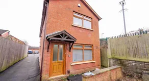 Bright & Elegant House Near City Centre and Stadium - Image 3