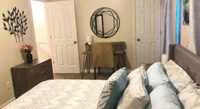 * Radiant Retreat * King Bed * Long Term Stays * - Image 2