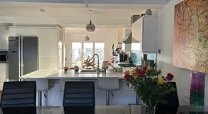 Sanctuary by the Sea with large room incl lounge area, bathroom, direct garden access & free parking - Image 2