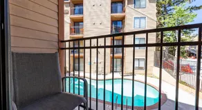 Great Location, Sleeps 4, 5 min drive to Ski & Bike Access, Shared Pool! - Image 5