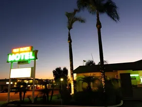 Palm Tropics Motel - Image 5