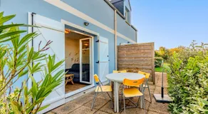 Cosy seaside house with private pool - Image 4