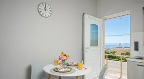 Petra's Charming Home, 500m to Beach - Image 3