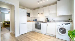 3 Beds with off-street parking for 2 cars, fast Wifi, sleeps 6 - Image 3