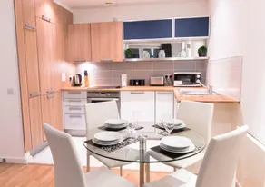 Red Ba Serviced Suites - Image 2