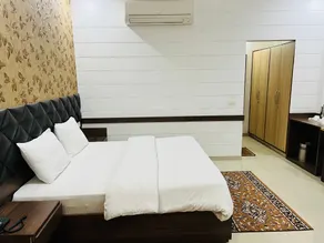 Warm 8 Bedroom Hotel with free Wifi & Parking - Image 3