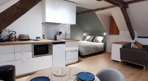 Les appartements du centre, 3 appartements avec CLIMATISATION, 4 appartements avec climatiseur mobile, refaits à neuf, 50m à pieds des commerces, restaurants, parking gratuit - Image 2
