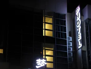 Dream Hotel - Image 4