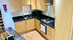 Contemporary large apartment in an ideal location - Image 3