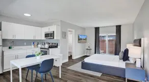 Pelican Studio with Full Kitchen and Patio - Image 2