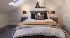 Prime Location City Centre 3BR House with Garden and Private Parking - Image 2