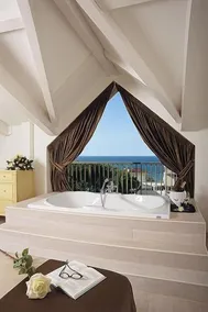 M Glamor Hotel - Image 2