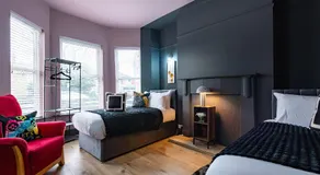 Hull Largest 5 Bedroom Hope home 2BR 8 Beds Garden, Games & Parking - Image 2