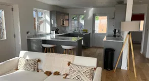 4 Bed House - Hill top views - 3 car driveway - Image 2