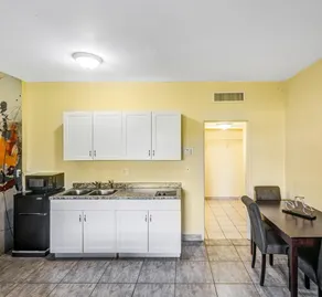 Walk to the beach, Studio, Pool AND FREE Parking - Image 5