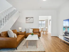 Coastal Luxury: 3-Bed Townhouse 150m from Beach - Image 2