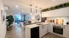 Luxe Retreat - Airport 13 mins, Free Parking, Train, Bus, Shops & Parks Nearby - Image 3
