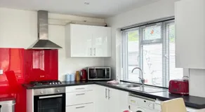 2BR Bungalow with Parking - Sunbeam Haven - Image 3