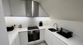 New! Modern Elegant 2-Bed Apartment, free parking - Image 4