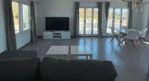 Appartement de vacances avec terrasse, internet haut débit et piscine | Vue montagne - Image 2