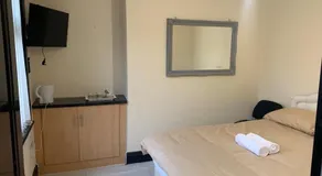 Queens Hotel - Image 2
