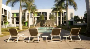 Spacious Modern 2-Bedroom Apartment with Pool & Gym Access - Image 4