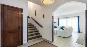 Modern Algarve Villa with Heated Pool and Beach Access - Image 4
