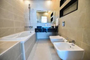 Gorgeous 2 Bedrooms Service apartment - Image 5