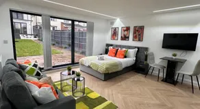 Luxury fully Self-Contained Studio with private bathroom and kitchen R6 - Image 2