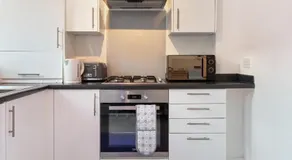Last-Minute Reserve l Modern House near City Center Sleeps 6 with Free Parking l By Zen Nights Short Lets & Serviced Accommodations - Image 4