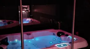 Love room Sparadis Laval 53 Studio avec jacuzzi privatif - Image 3