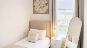 Modern 4 bedroom property 8 beds wifi smart tv games room pool table - Image 2