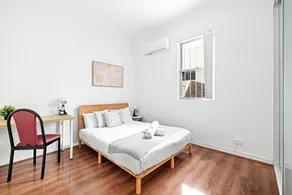Cozy & Well-Located Room – Steps from Transit & University - Image 1