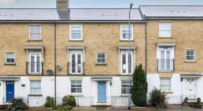 Luxurious 3 Bed House with Free Parking - Image 2
