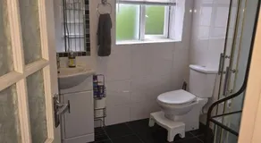 Spacious Garden Apartment Dublin 18 Parking WiFi - Image 5
