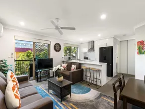 Charming 3-bed Apartment near Local Shops - Image 2