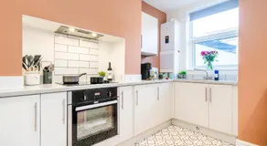 5 Bedroom House All En-Suite, Free Parking, Sleeps 10 - Image 5