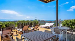 Modern condo with breathtaking views, infinity pool, and en suite bedrooms - Image 4