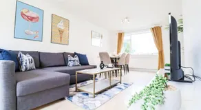Large 3 Bed - Free Parking - Long Stay Discount - Image 2